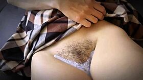 ¡Tío, sexo arriesgado con coño peludo goteante de madrastra y creampie dentro! 😈