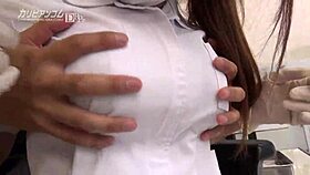 Συνομιλία-Ουδέτερη δουλεύοντας με μεγάλα στήθη στο οδοντιατρείο σε ιαπωνικό στυλ