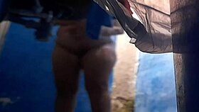 Madrastra Culona Masturbates in Shower!