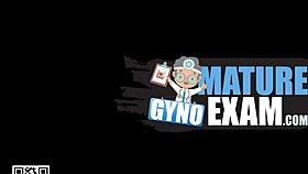 Geil milf csodás punci ajkakkal keményen élvez nőgyógyász székben. Wow, micsoda látvány!