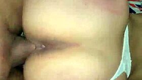 Me cojo a mi vecina en cuatro ella tiene enorme culo y tanga blanca