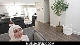 Binky Beaz godain tetangga, cewek hijab 18+, sampe ngewe di adegan santai