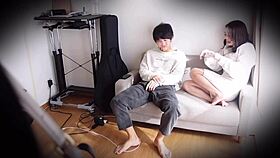 Testo balsamo al mentolo sulla ragazza di nascosto. È diventata troppo bagnata!