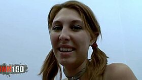 Fyldig blond tøs stripper og knepper hårdt i rå porn casting for penge.