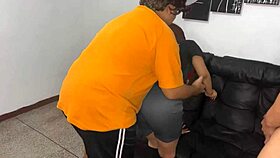 esposo le venda los ojos a su mujer para que su amigo se la coja a cambio de dinero