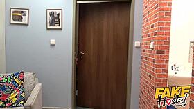 Fałszywy hostel - Szalona na selfie słodka nastolatka 18+ w warkoczykach zostaje mocno wyruchana