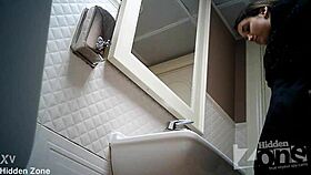 숨겨진 카메라가 바 화장실 액션 찍어