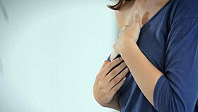 Teen fingers her aperture solo.