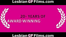 Lesbisk babe och milf kontorskollega delar intima stunder på jobbet