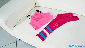 Diversión en pijama con Daphne Dare y Jay Smooth en sofá