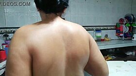 2 parte ayudando a madrastra con comida y follandola en cocina