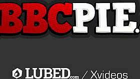 i'm fuckin' that brunette gay guy poolside with a big cock and givin' him a facial