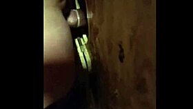 Sexo oral glory hole 1