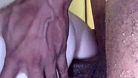 يا رجل، بنت تاتو بيضاء تأخذ زب أسود عملاق زي المحترفة