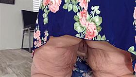 Großer Arsch reife BBW Putzfrau blitzt riesigen Arsch und nasse Muschi im Büro Upskirt