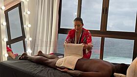 Massagista Asiática Faz Massagem Relaxante Em Negro Dotado Que Não Resistiu E Gozou Dentro Da Buceta Da Latina Gostosa - Lina Nakamura