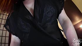 Macocha drażni idealnym dupskiem w POV