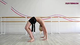 Blonde teen sigarga shows off her flexible ballerina spreads during workout