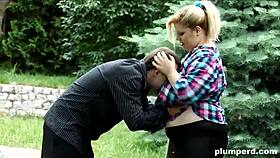 Tučné mámy milují twinky v obrovském fetiš orálu! 🍑