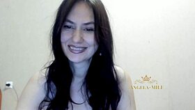 أنجيلا الملف البنية تئن وهي تُدلك كسها لشباب 18+ يُضربون!