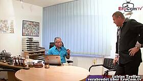 Wow! Deutsche Amateur Milf Sekretärin in Lockige Haare MMF Dreier im Büro!