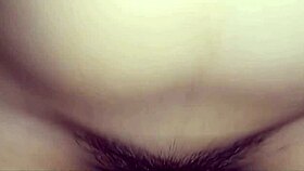 Después de la fiesta mi vecina se queda descansar en mi cama