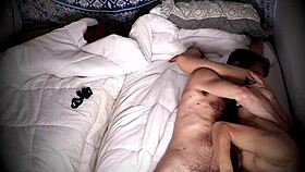 Kamera tersembunyi tangkap pasangan gay seks ghairah di katil