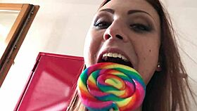 Σφιχτή νεαρή 18+ σε τζιν σορτς κάνει τουίστ με ανεβασμένο φούστα σε άγριο πάρτι σπιτιού