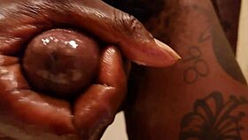 Hallelujah Johnson sa honí s hračkou v close-up akcii