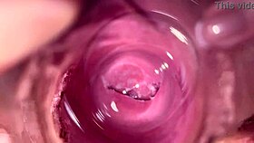 الكاميرا تغوص بعمق في كس ميا الكريمي الضيق لعرض قريب