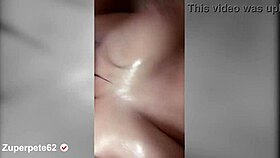 ama de casa se masturba en el piso de su ducha, mostrando su cuerpo sexy con tetas grandes.