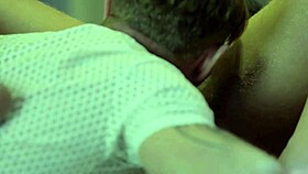 Loira Puta Chama Porteiro Para Chupar Sua Buceta