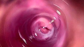 الكاميرا تغوص بعمق في كس ميا الكريمي الضيق لعرض قريب