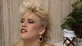 Amber Lynn, още ли можеш в това класическо стриптийз видео?