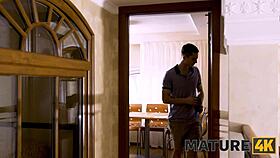 ممثلة إباحية ناضجة 4كي تئن من المتعة وهي تُنيك من ابن زوجها