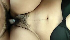 Follando a hermosa mexicana en misionero hace unos lindos quejidos o gemidos follada por su pareja cuando no hay nadie en casa para que no los puedan escuchas mientras la follan