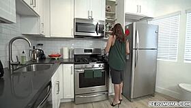 Елексис Морган смуче дълбоко кура на Тони и предлага путката си за твърдо ебане в дива сесия