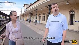 Хей, искаш ли да видиш как тази мацка с обръсната пичка приема кур, докато мъжът й само гледа?