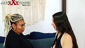 llegamos del colegio y follamos entre amigas hasta chorrear