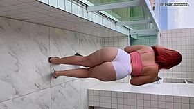 essa empregada latina safada tem uma bunda grande gostosa que me deixa louco de tesao, ela deixou eu gozar nela.