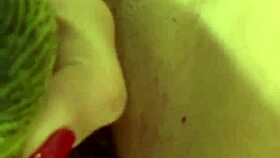 Ninfetinha mesti�a se masturbando com seu brinquedo e mostrando os pezinhos - lina nakamura