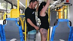 버스에서 터무니없는 공개 행위 - 남자가 모레나의 엉덩이에 자지 문질러 끝내기