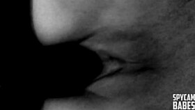 블론디가 거대한 블랙 자지를 받아들이고 비명 지름