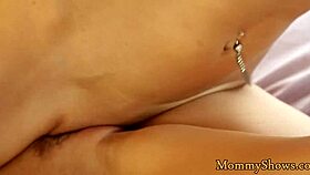 Mami pokaže škarjenje in prstovanje z milf v polnem lezbičnem filmu 😘