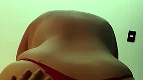 Latina BBW cabalga a amigo cachondo intensamente en motel