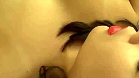 Ninfetinha mesti�a se masturbando com seu brinquedo e mostrando os pezinhos - lina nakamura