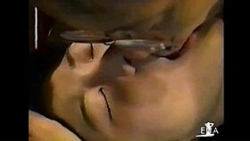 Oh là ! Jeune nana avale la salive d'un vieux moche en scène rétro. Sauvage !