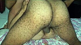 cena fumegante de barebacking de dois gays latinos fodendo trabalhador na feira