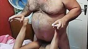 Γεια, αυτή η Novinha λαχταρά τον κώλο του γέρου της κάθε μέρα!