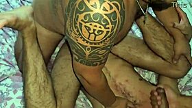 cena fumegante de barebacking de dois gays latinos fodendo trabalhador na feira